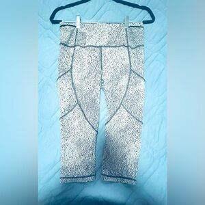 #201 Size 8 Lululemon leggings lots of stretch/compression and pockets. Kne